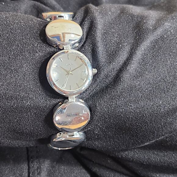 DKNY NY2984 Women's City Link Two-Hand Silver-Tone Alloy Watch - Picture 1 of 5